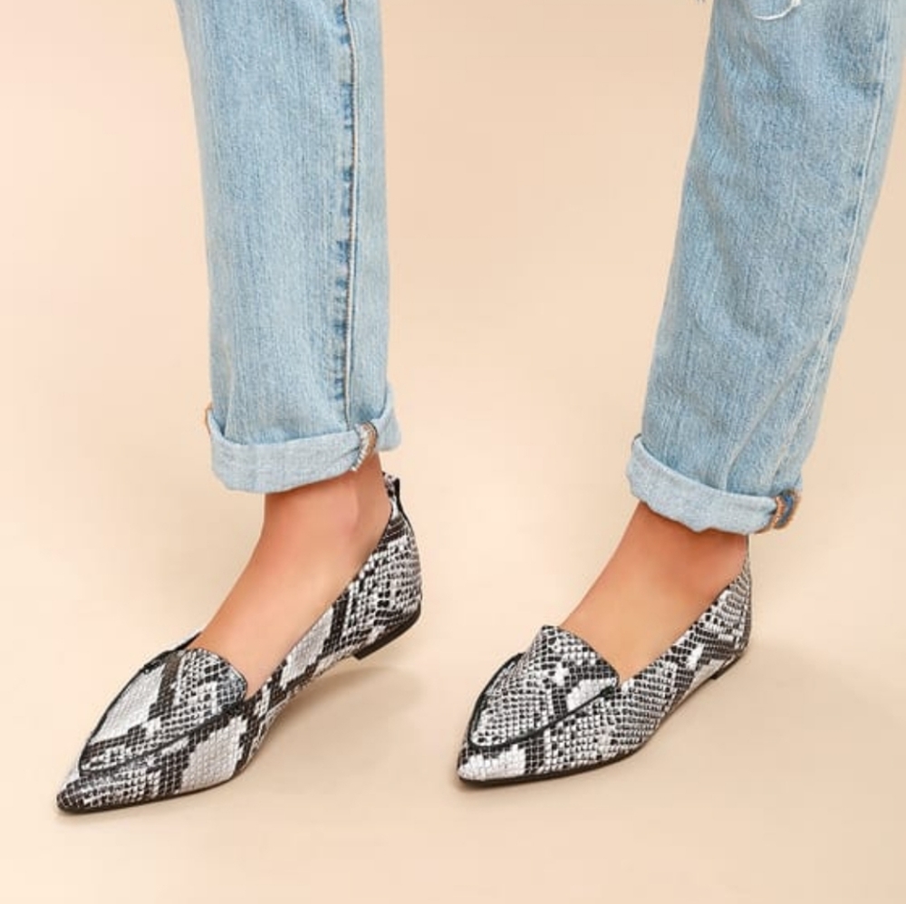 Lulu's Emmy Natural Snake Pointed Loafers

Sz 9